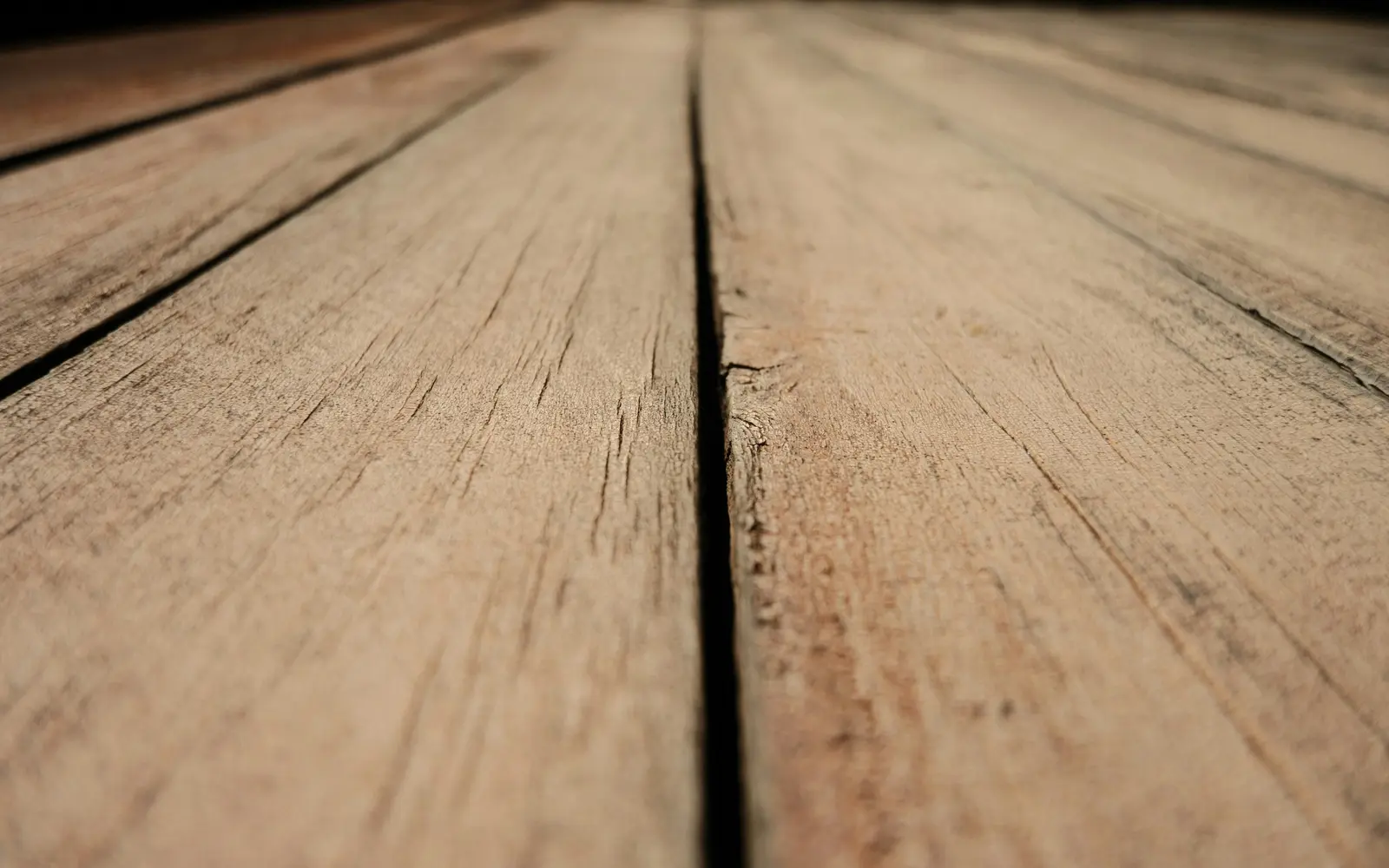 Bois de terrasse marqué par le temps