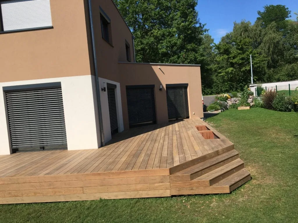 Grande terrasse en cumaru avec marches intégrées devant une maison contemporaine à Le Teich