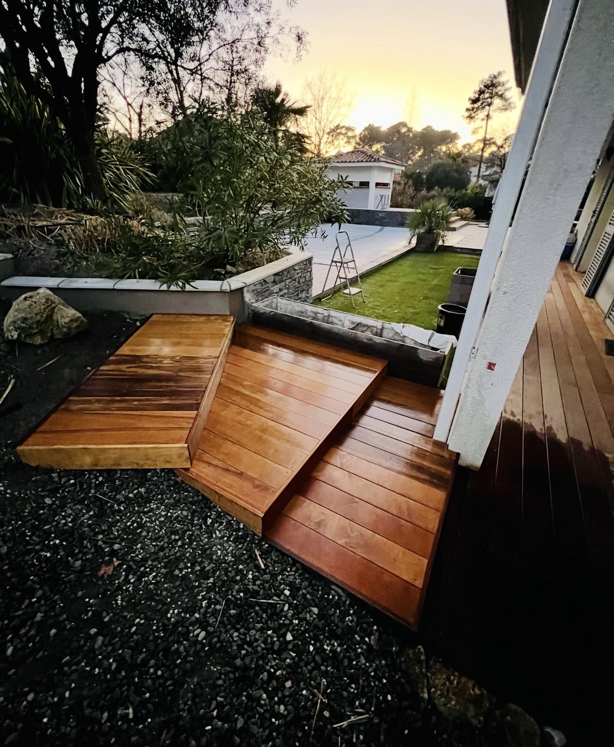 Grande terrasse en ipé avec marches sur un terrain en pente au Pyla-sur-Mer