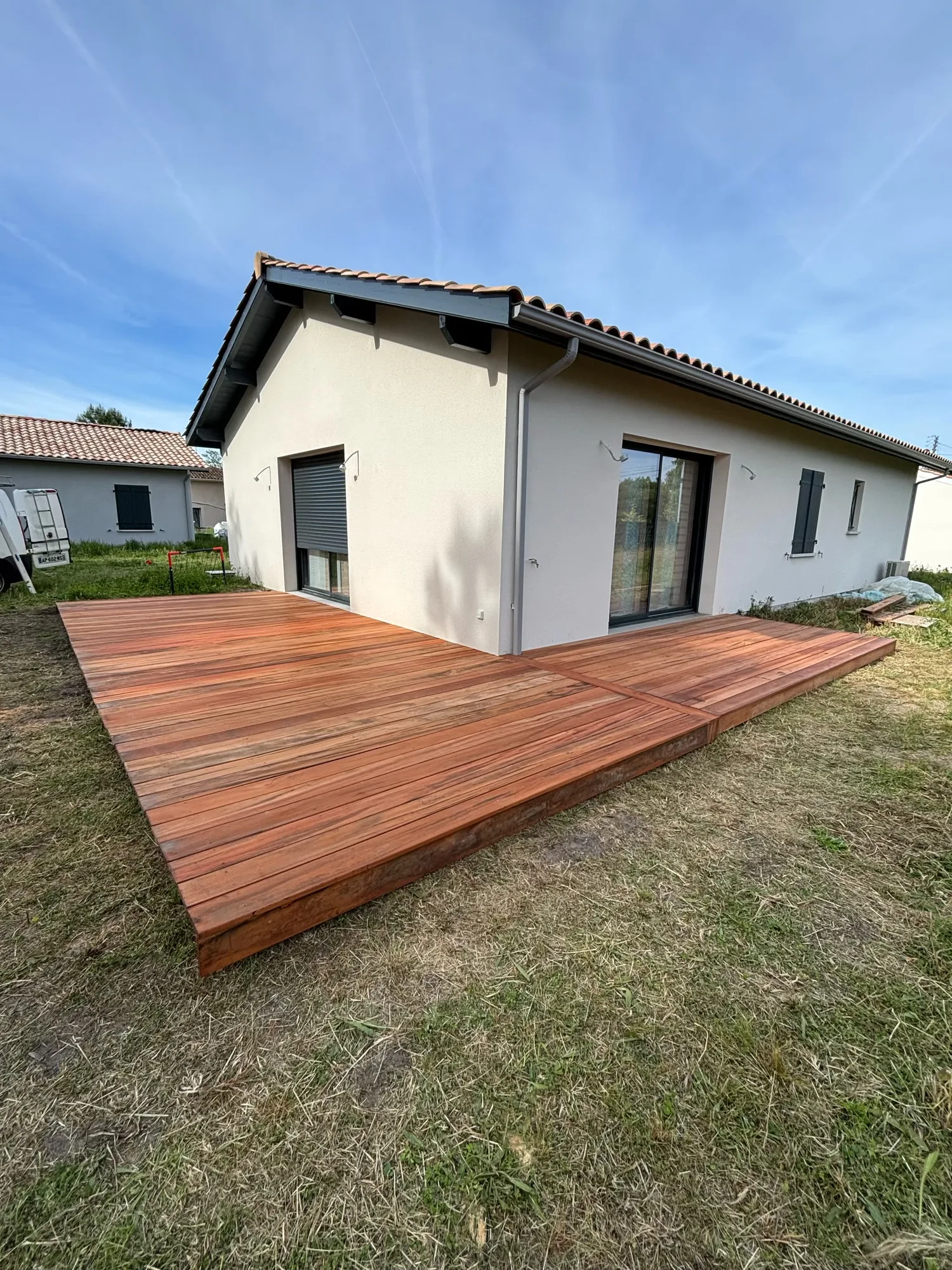 Terrasse en Muiracatiara en forme de L autour d’une maison individuelle à La Teste-de-Buch