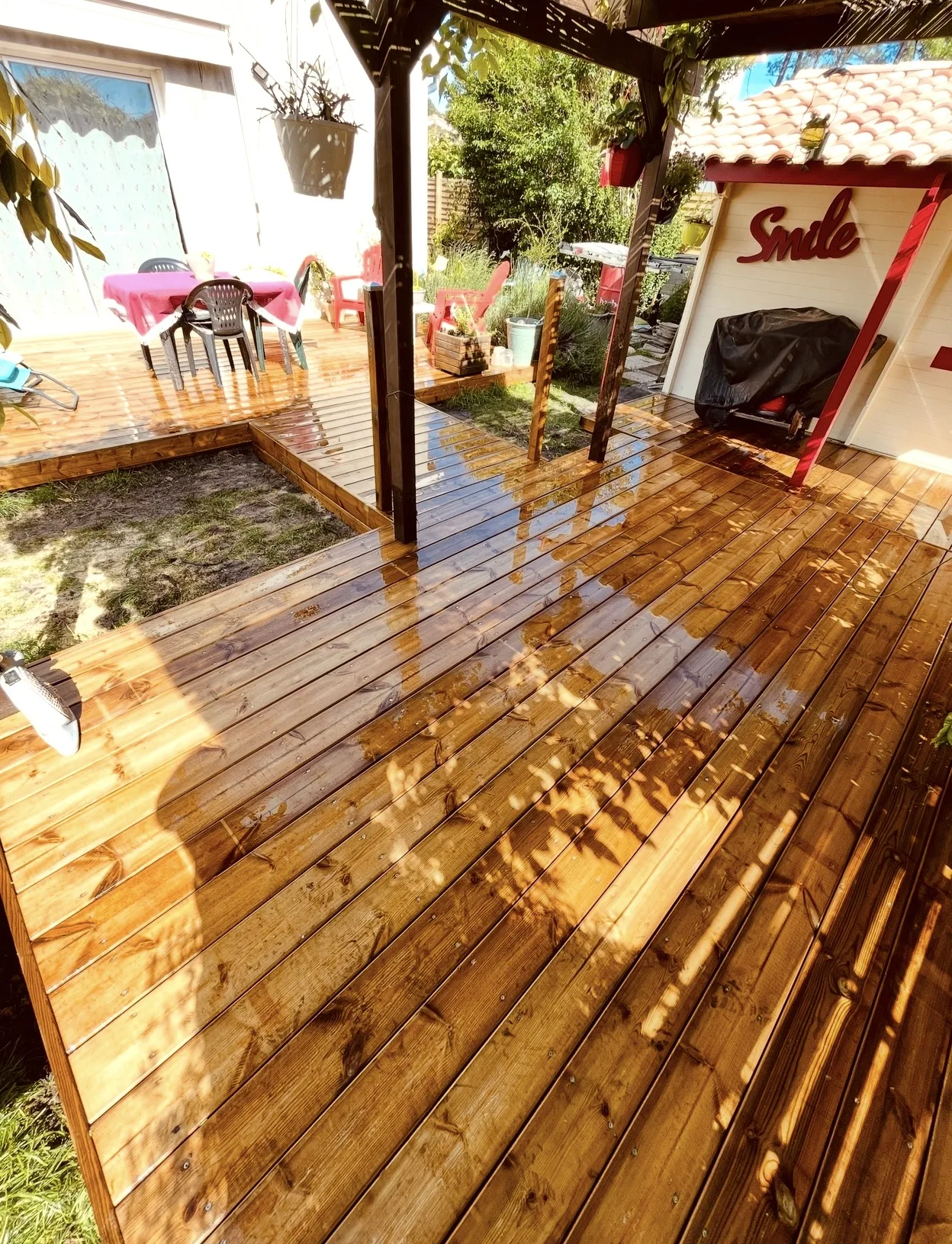 Terrasse en pin du Nord aménagée autour d’une pergola à Gujan-Mestras