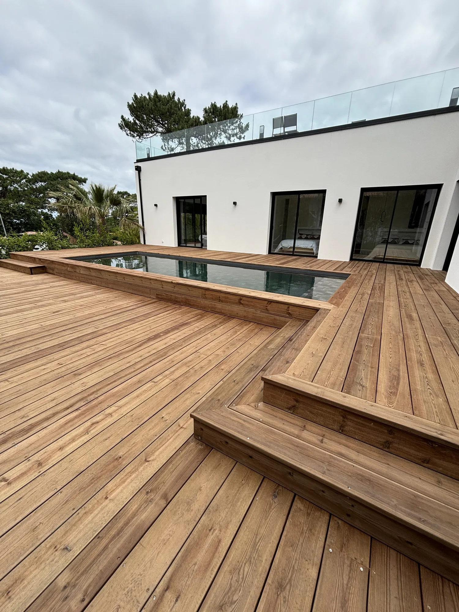 Terrasse en bois autour d’une piscine sur le Bassin d’Arcachon
