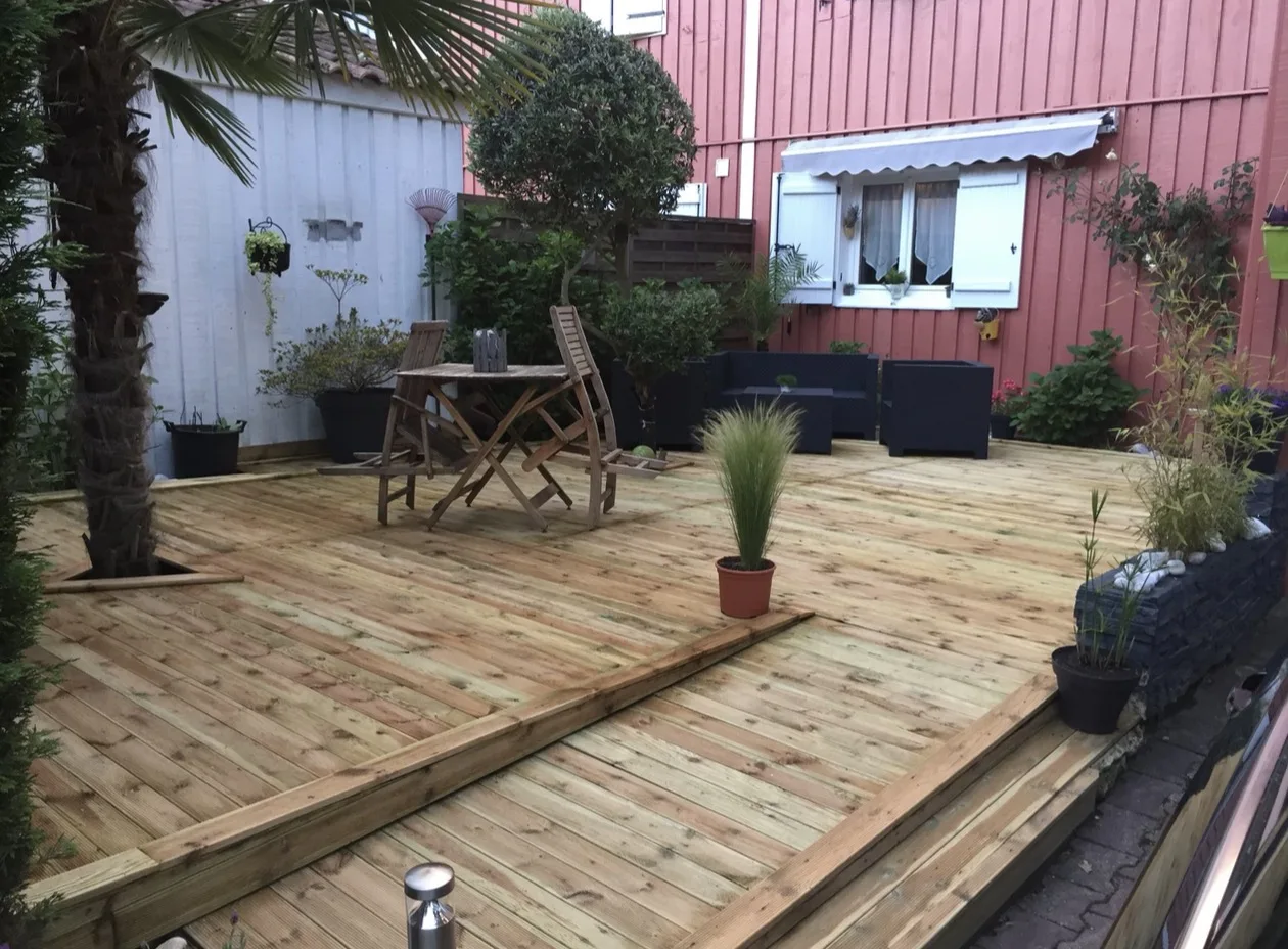 Terrasse en bois aménagée dans un jardin sur le Bassin