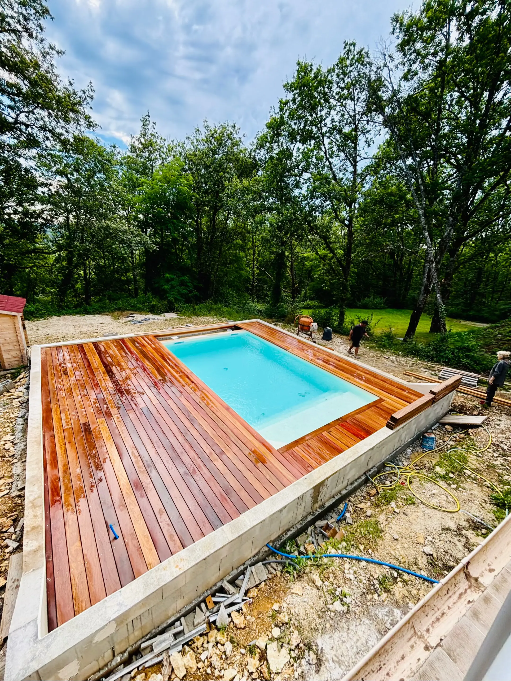Terrasse bois réelle au bord d’une piscine