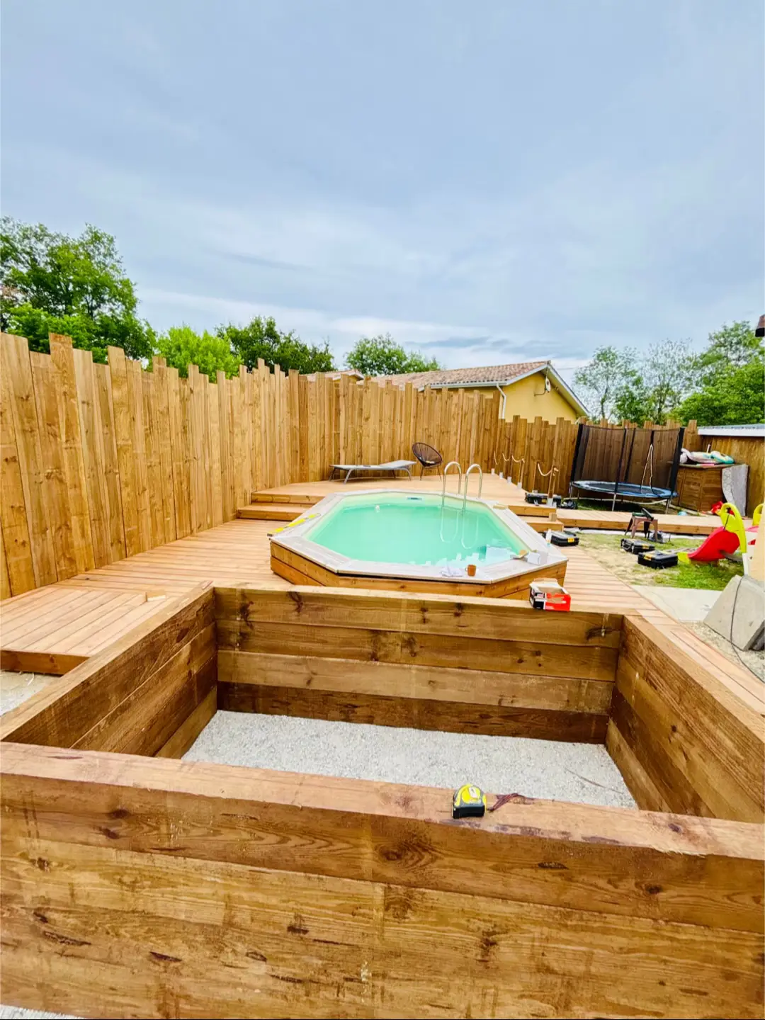 Accès technique intégré dans une terrasse de piscine